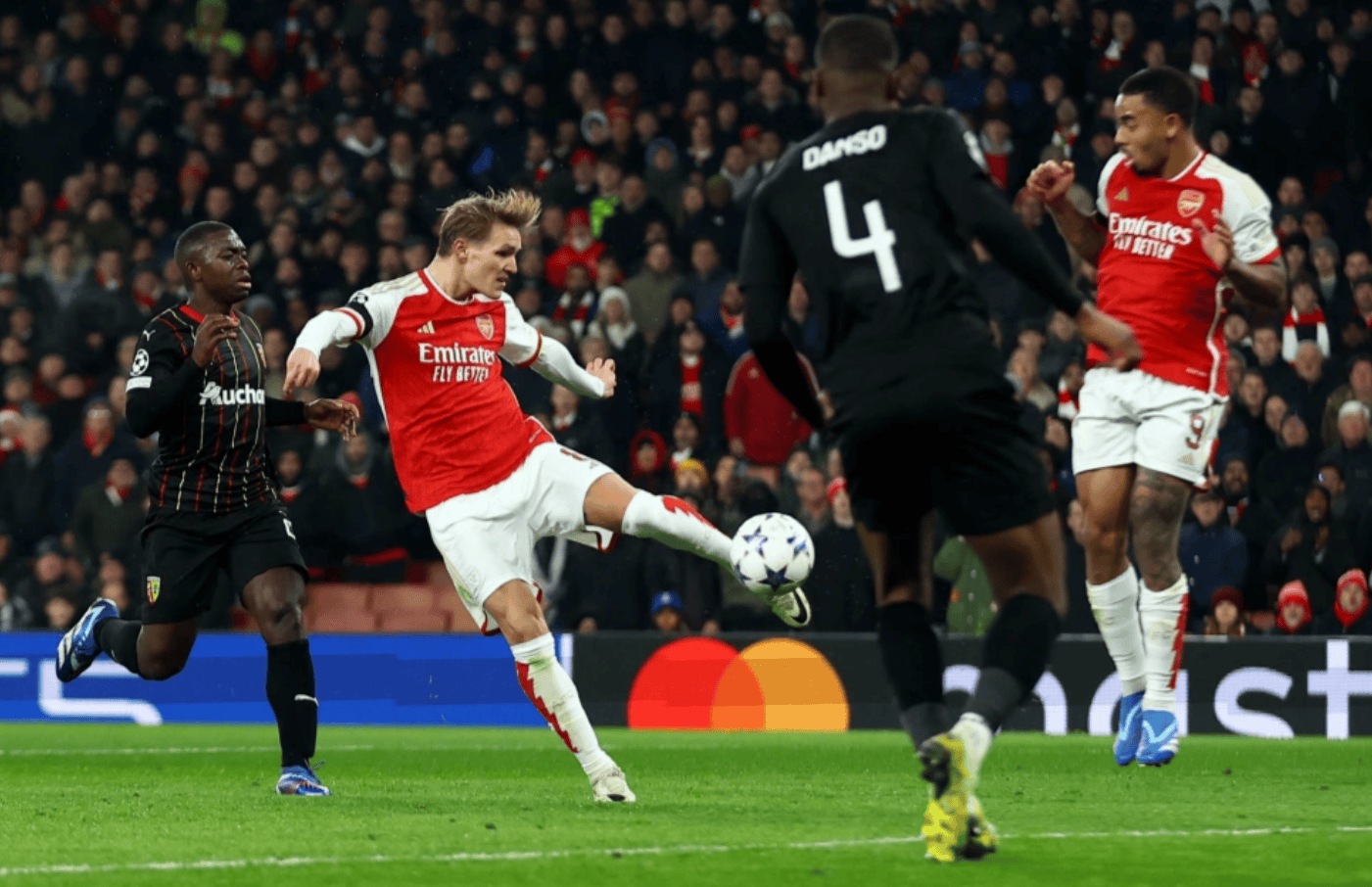 今晨阿森纳调整名单以备NBA总决赛；防线松动环节打磨；球迷炸锅；身体对抗强度拉满的简单介绍